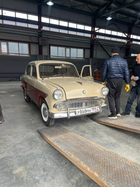 Ретроавтомобиль в цехе