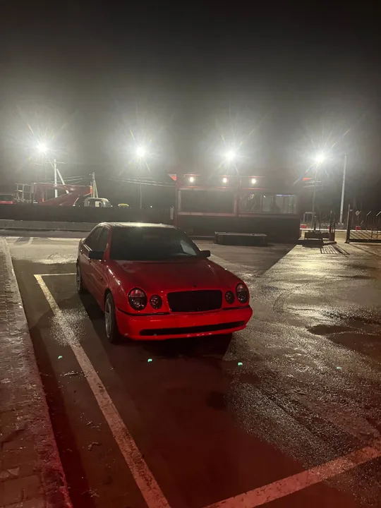 Красный автомобиль на ночной площадке