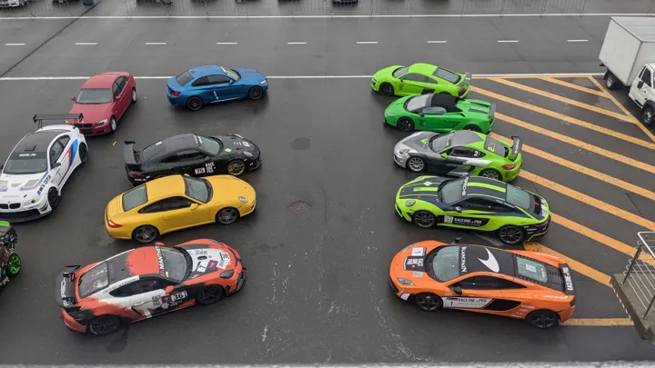 Автомобили на пит-лейне
